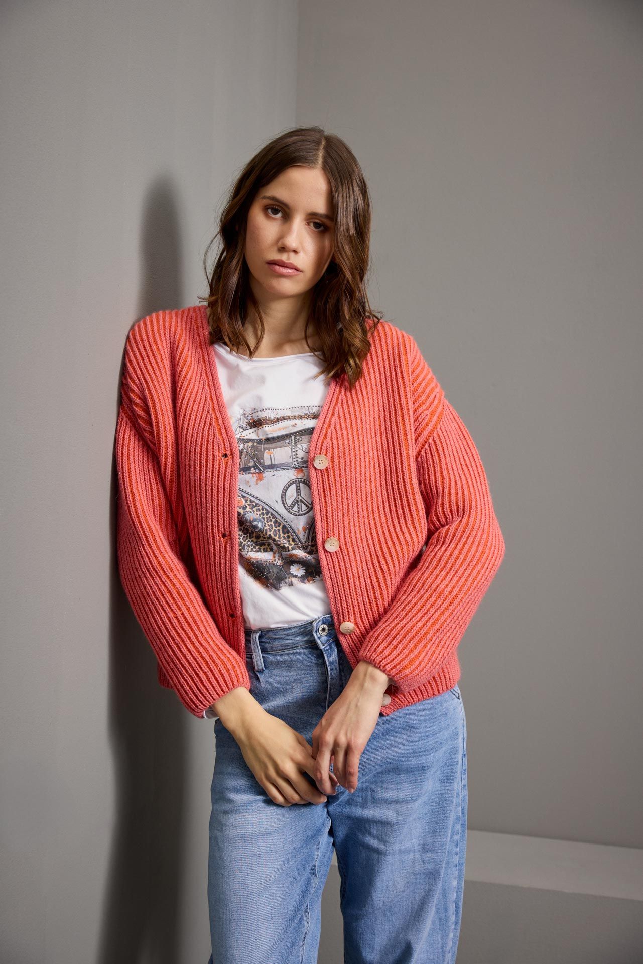 Model trägt ein Outfit von HeartKiss, Slide 1