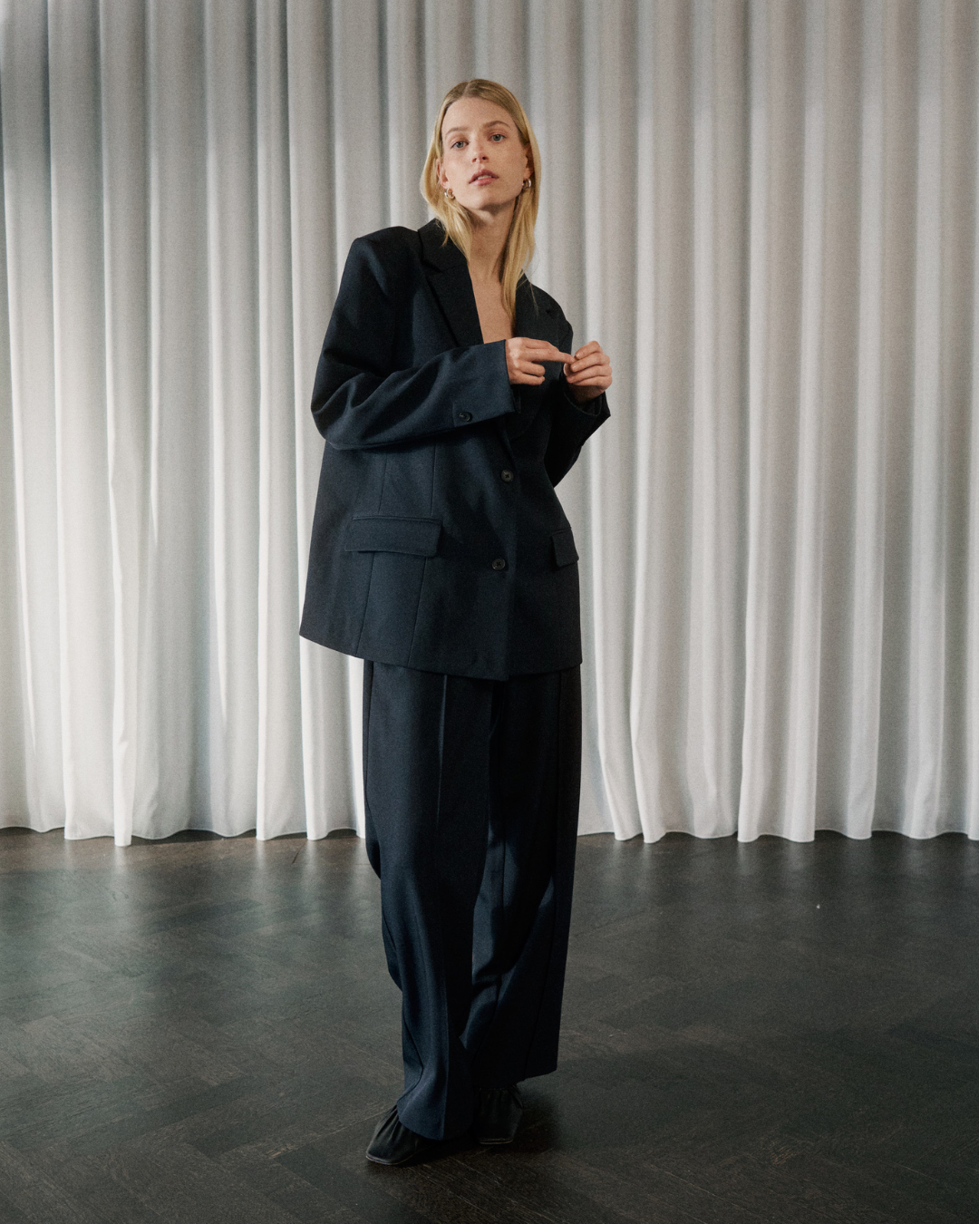 Model trägt ein Outfit von Soaked in Luxury, Slide 1