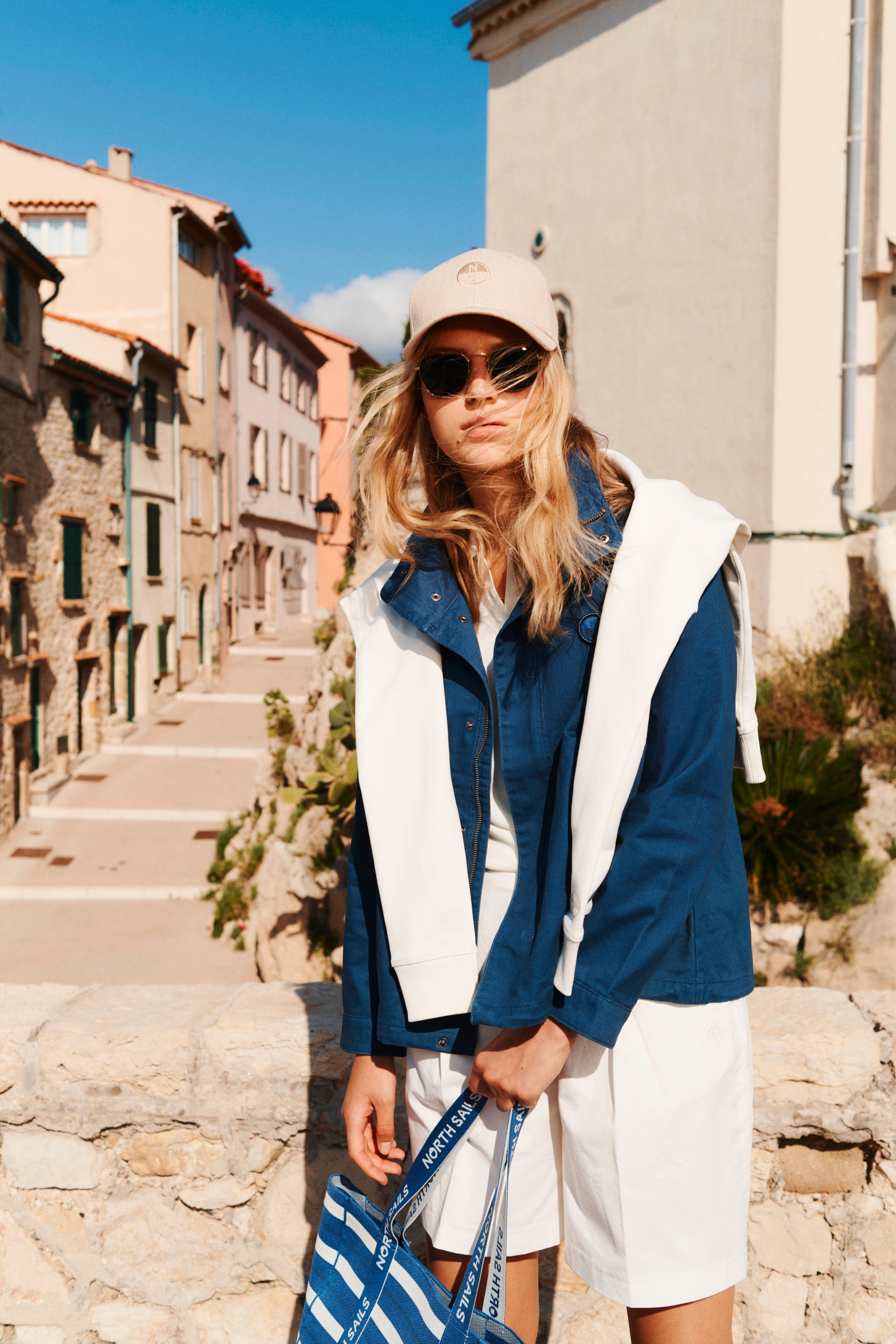Model trägt ein Outfit von North Sails, Slide 1