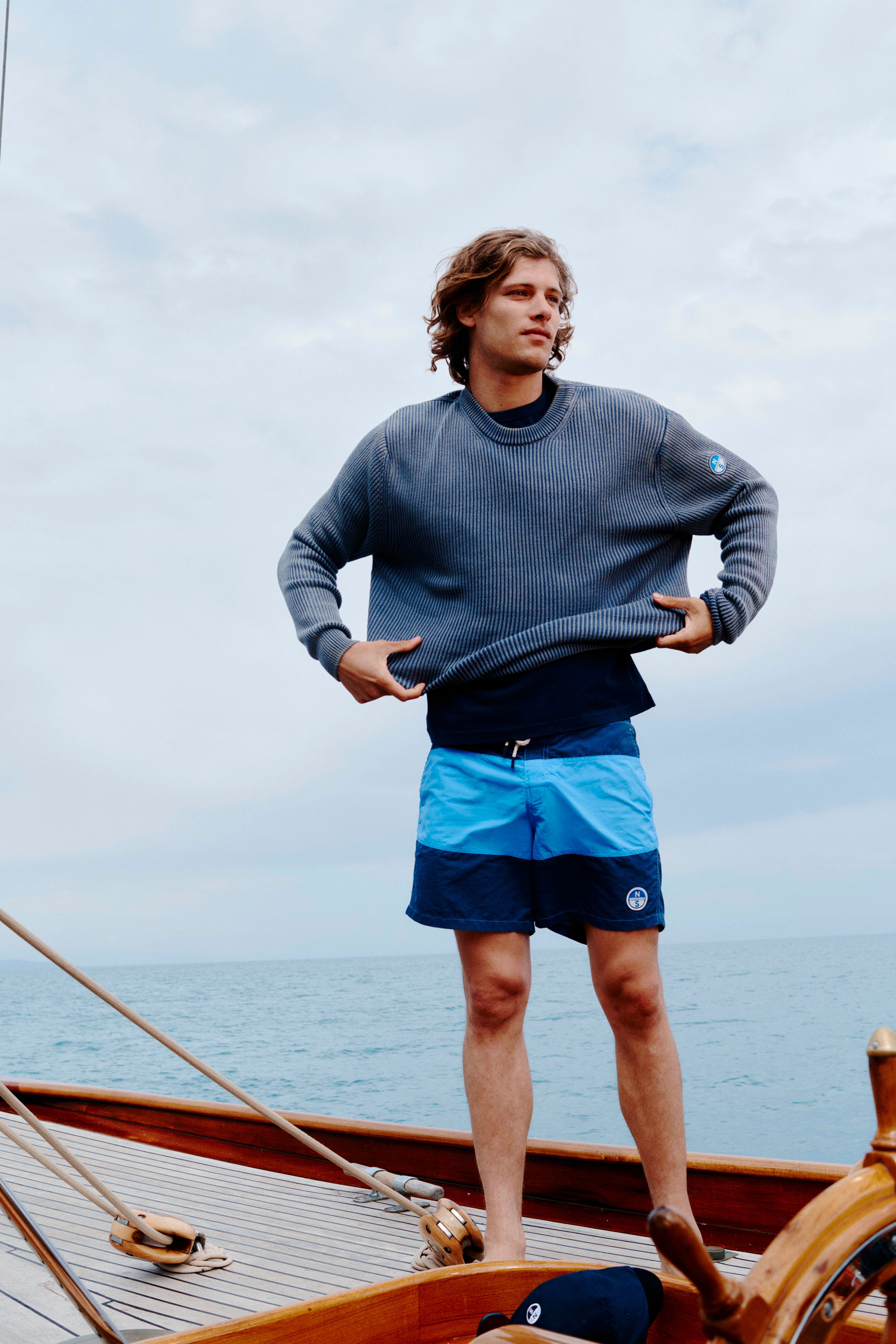 Model trägt ein Outfit von North Sails, Slide 3