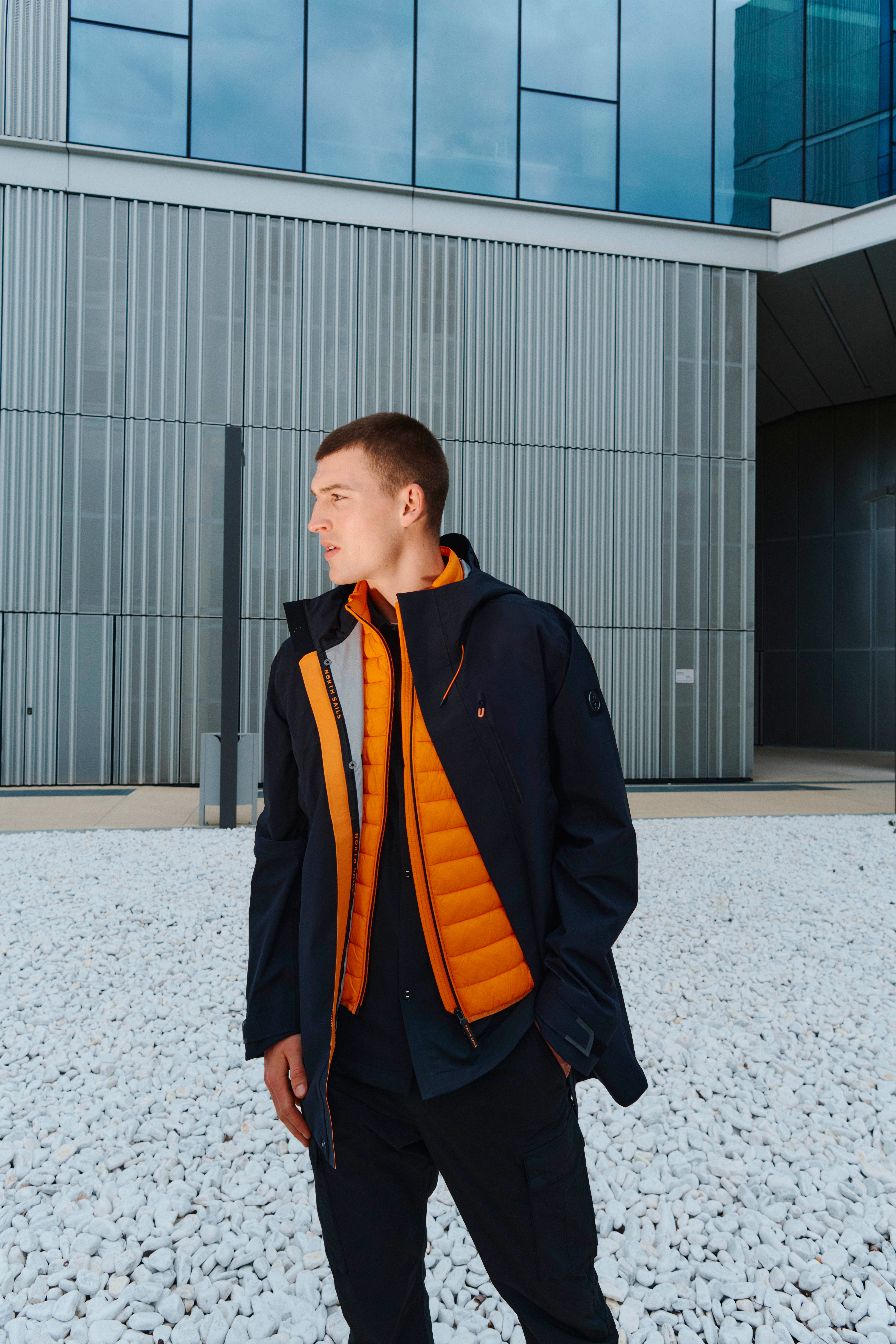 Model trägt ein Outfit von North Sails, Slide 4