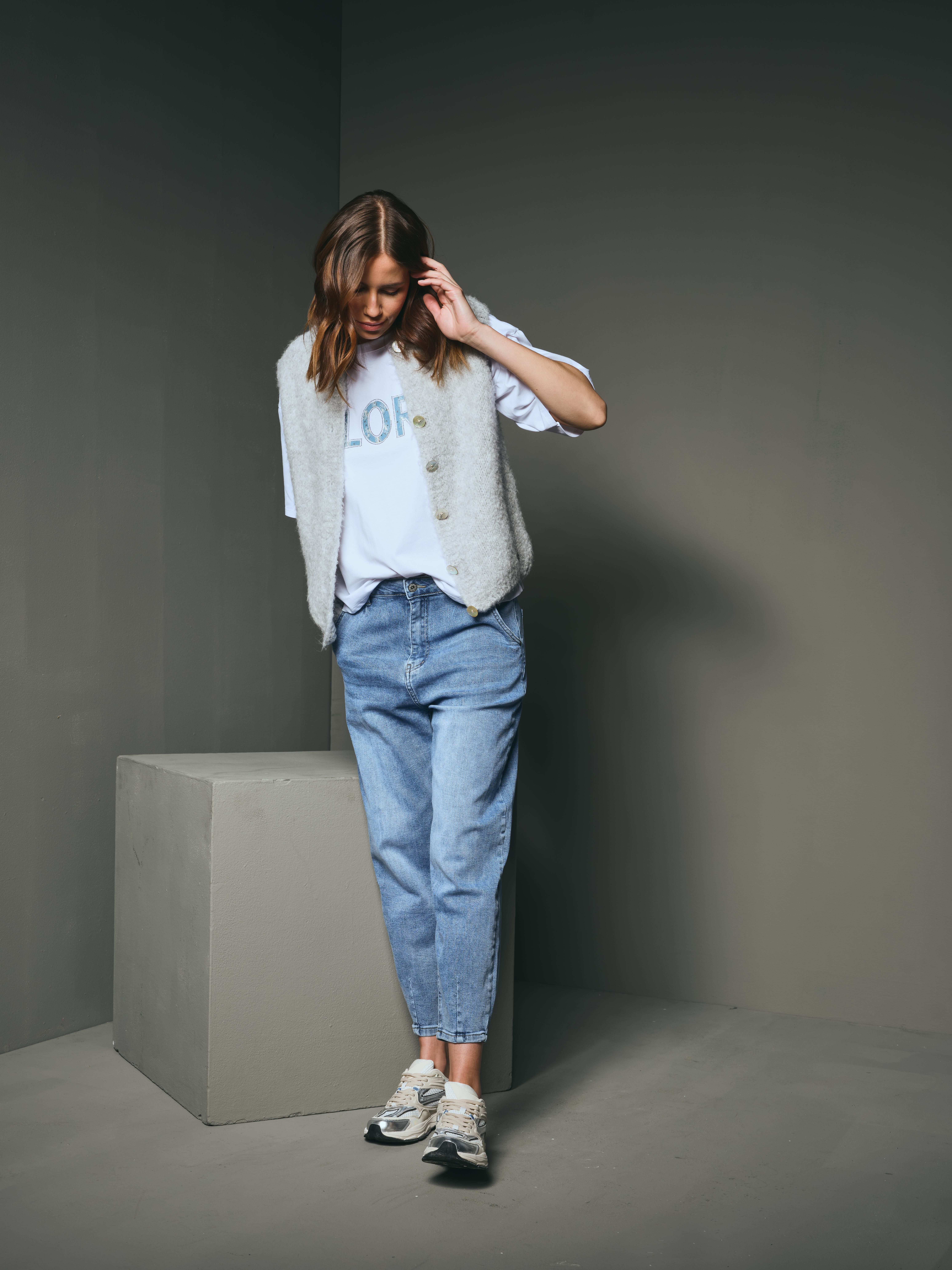 Model trägt ein Outfit von HeartKiss, Slide 2