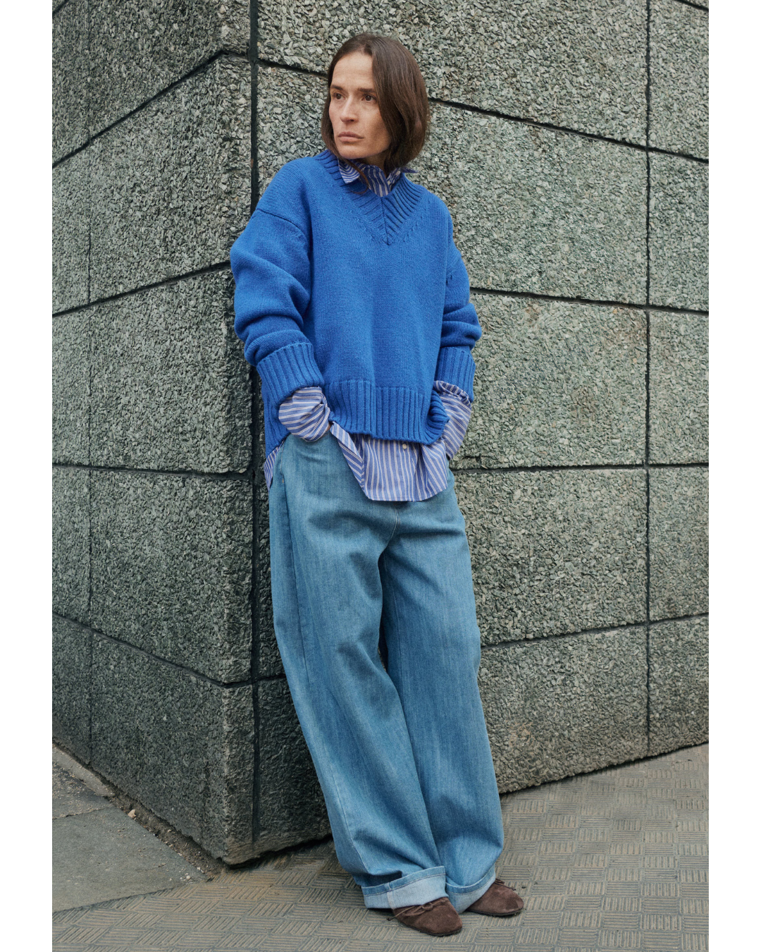 Model trägt ein Outfit von Soaked in Luxury, Slide 2