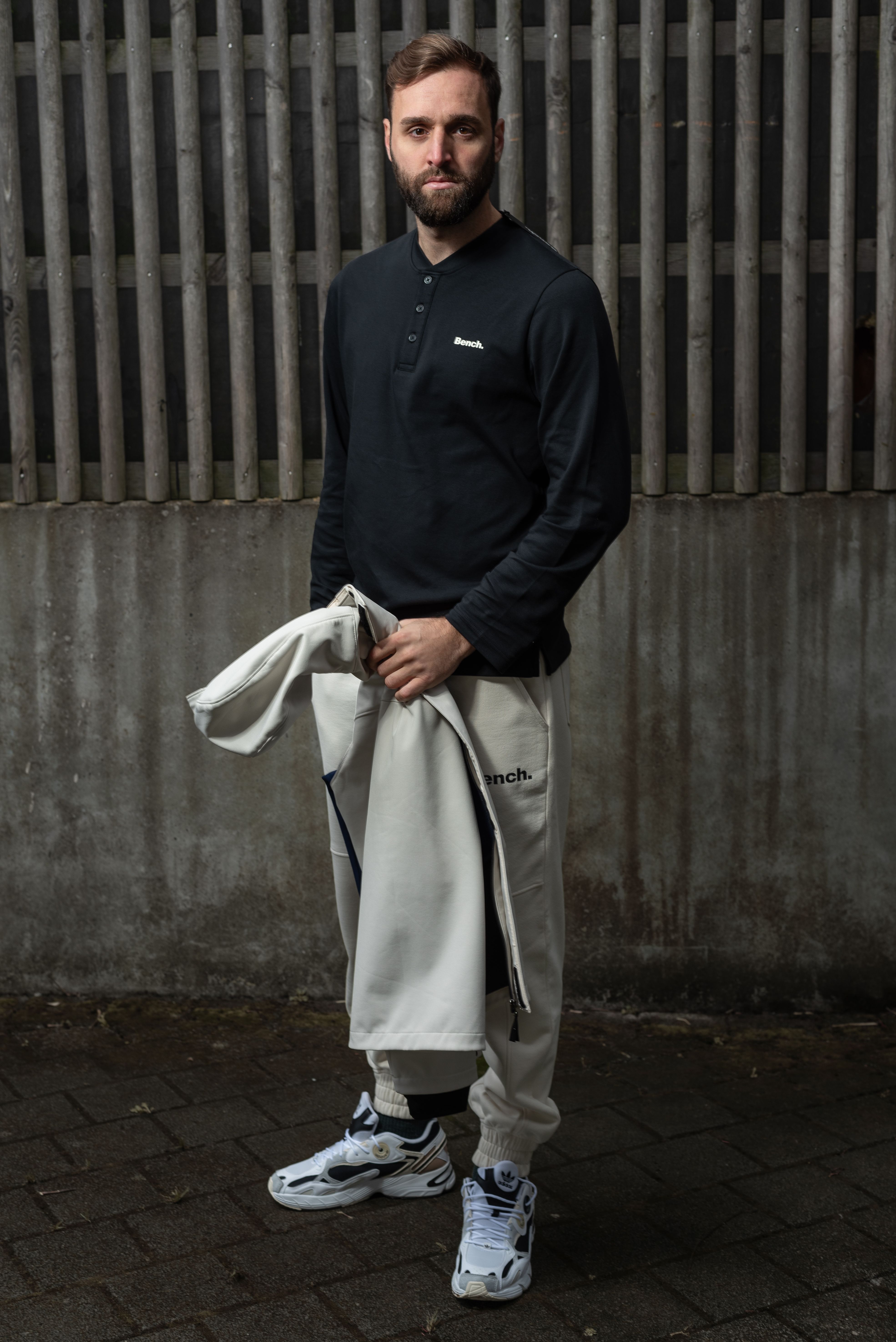 Model trägt ein Outfit von Bench, Slide 1