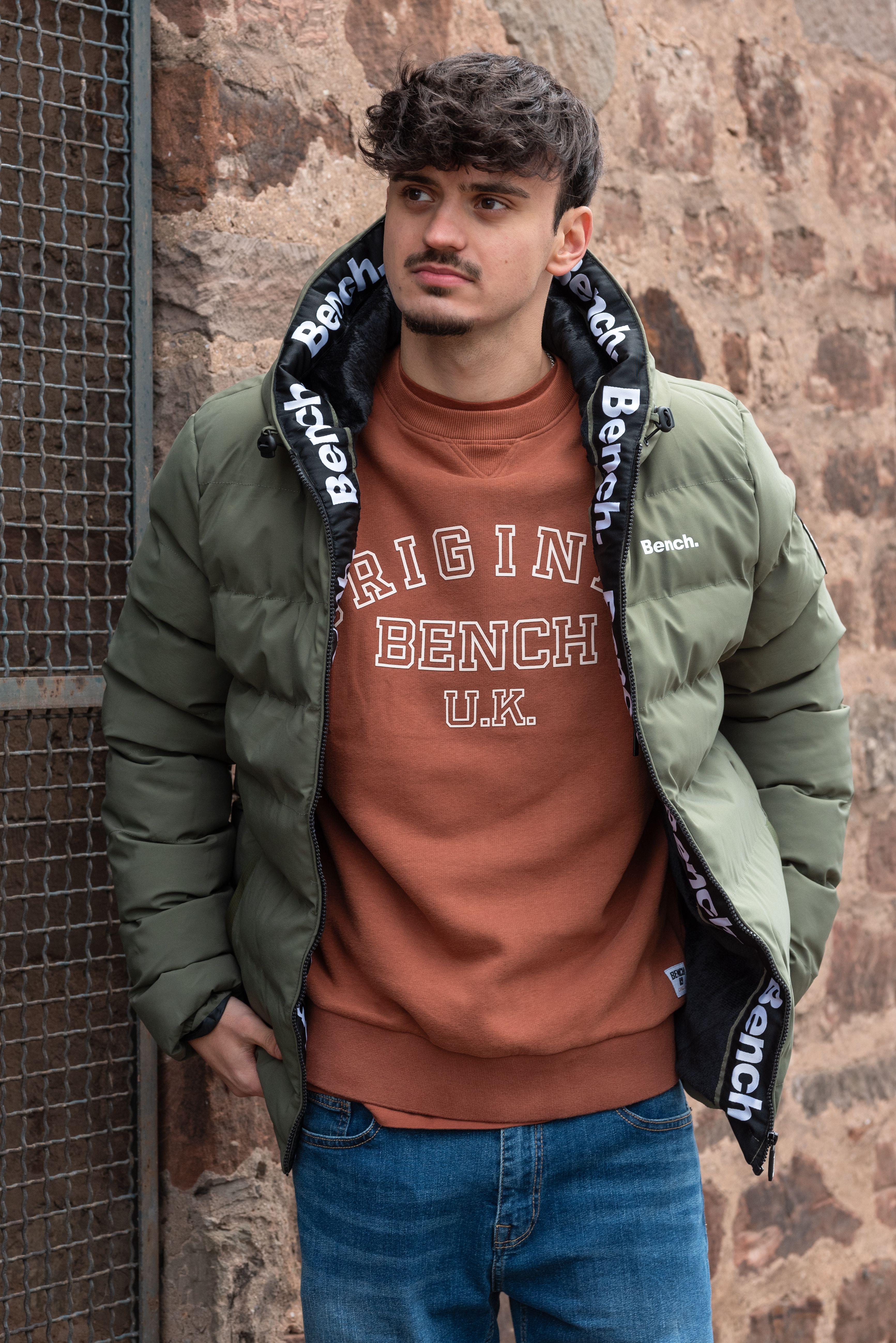 Model trägt ein Outfit von Bench, Slide 2