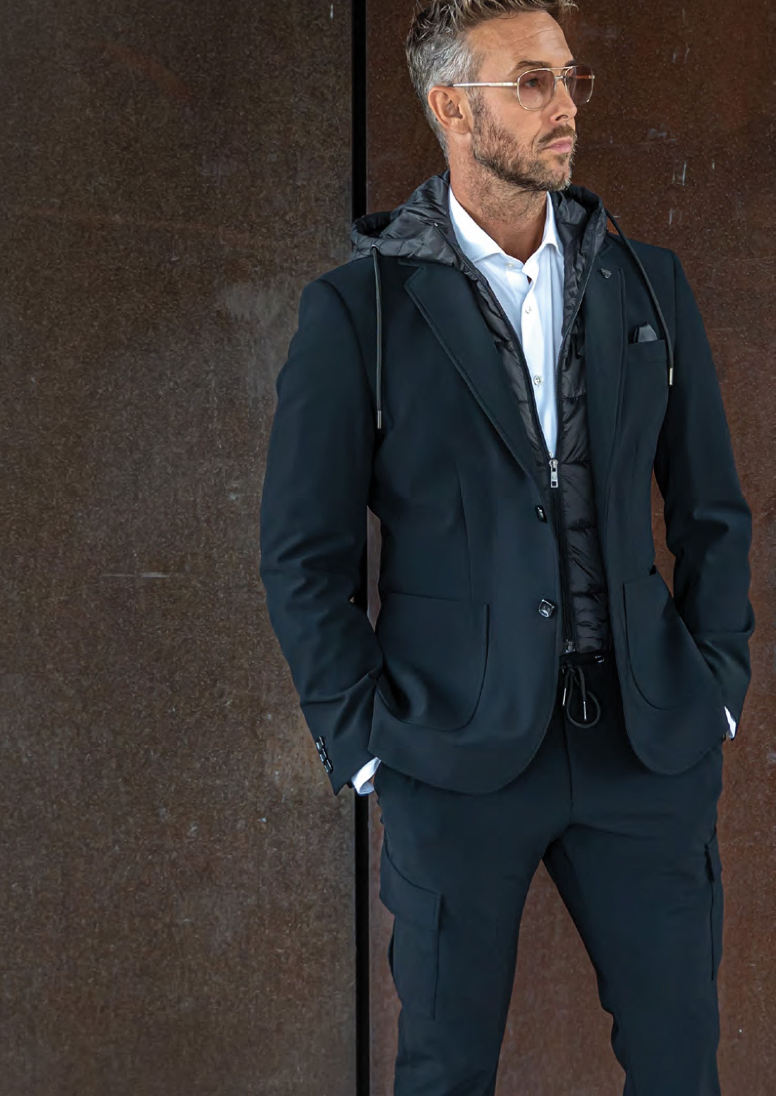 Model trägt ein Outfit von Flexx Amsterdam, Slide 1
