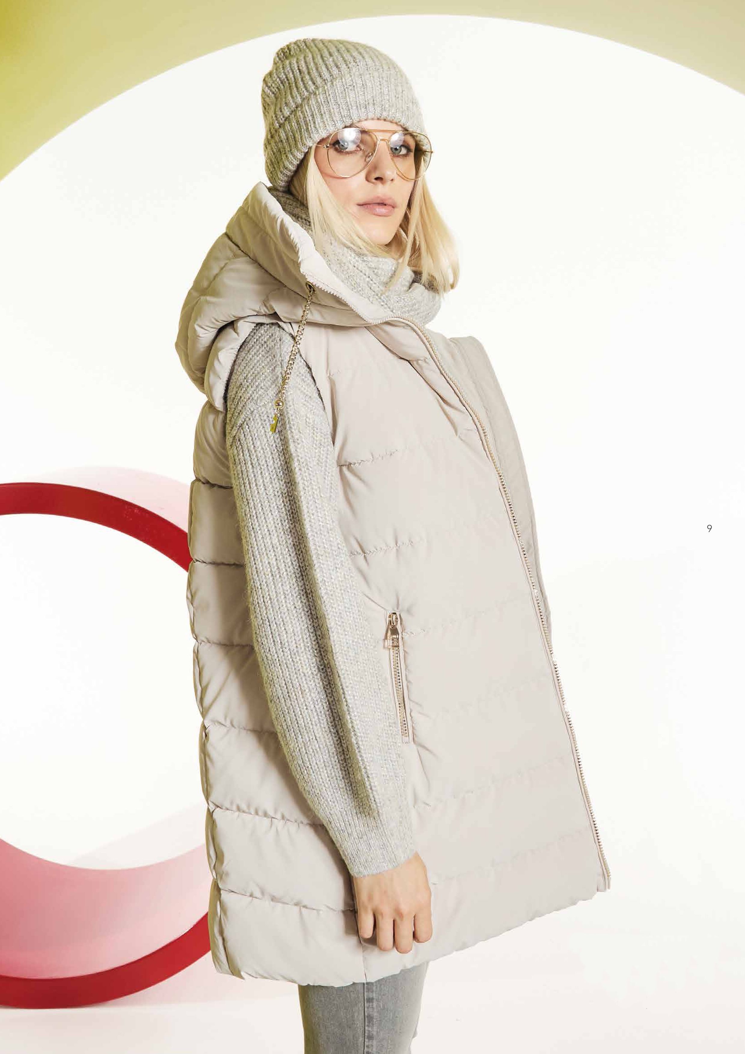 Model trägt ein Outfit von Gaudi, Slide 1