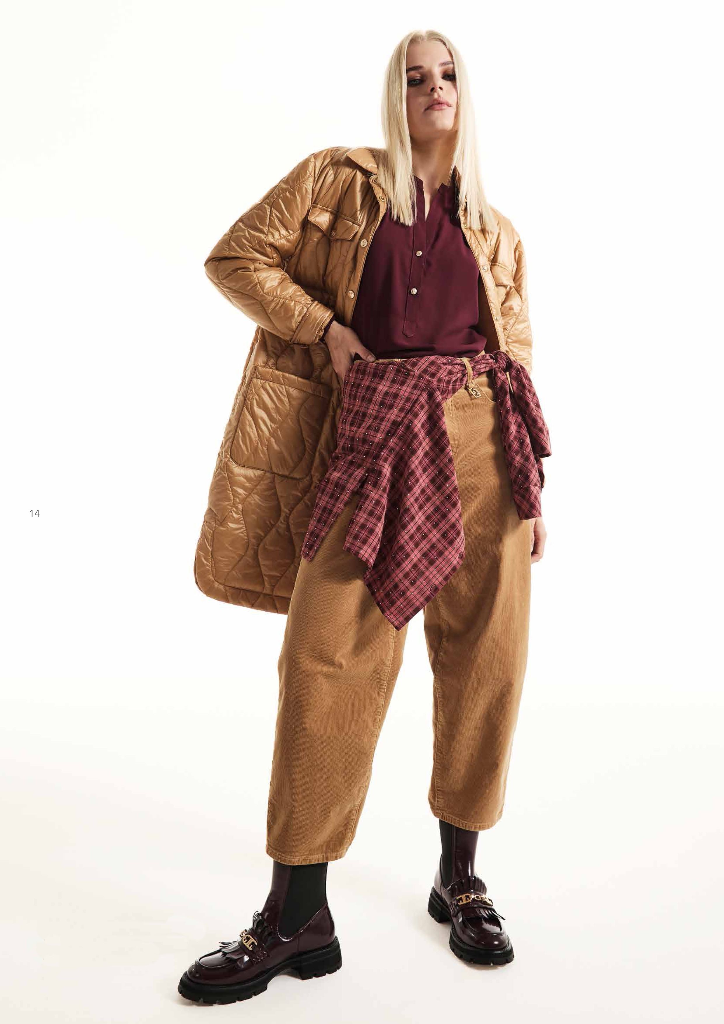 Model trägt ein Outfit von Gaudi, Slide 2