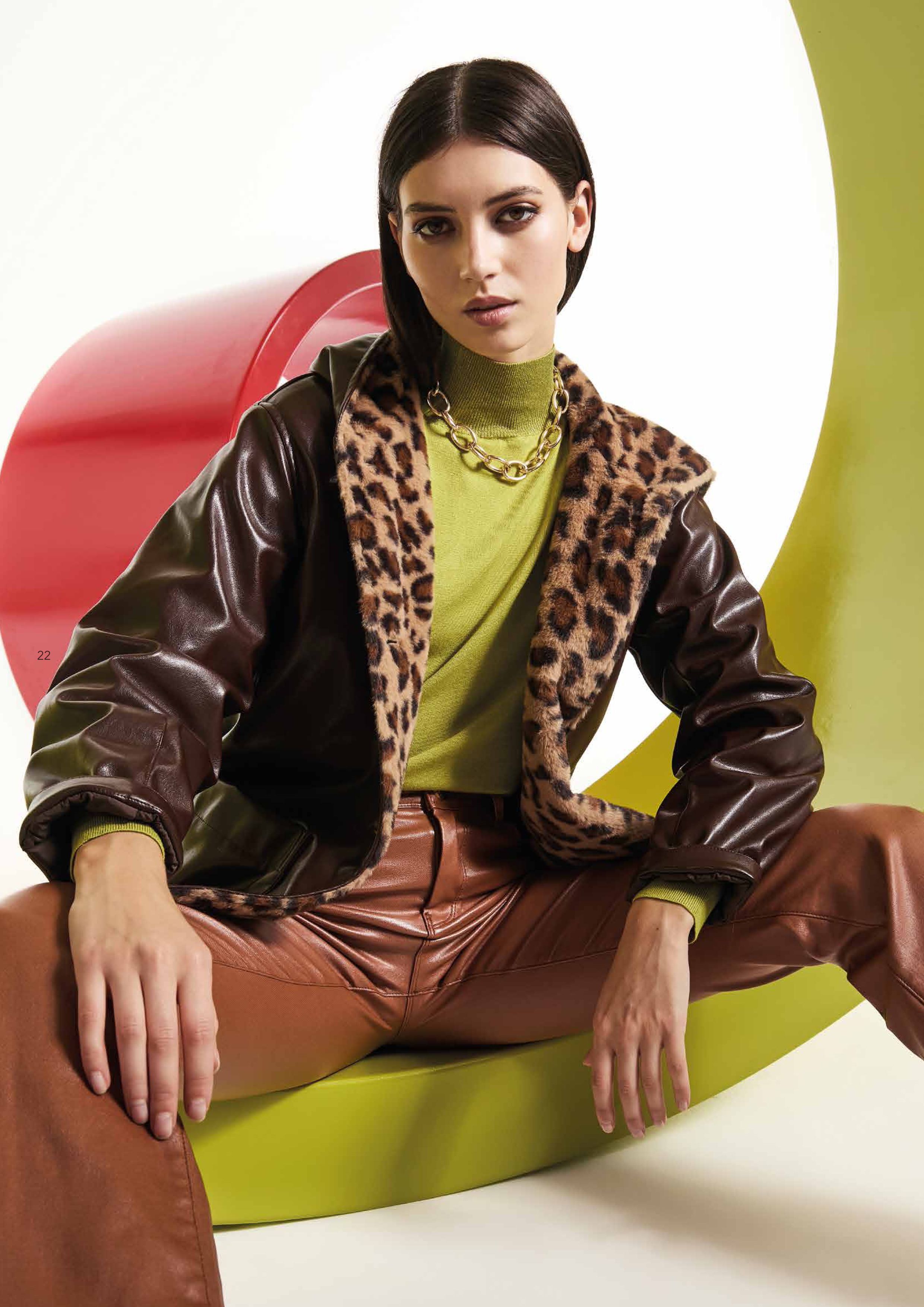 Model trägt ein Outfit von Gaudi, Slide 4