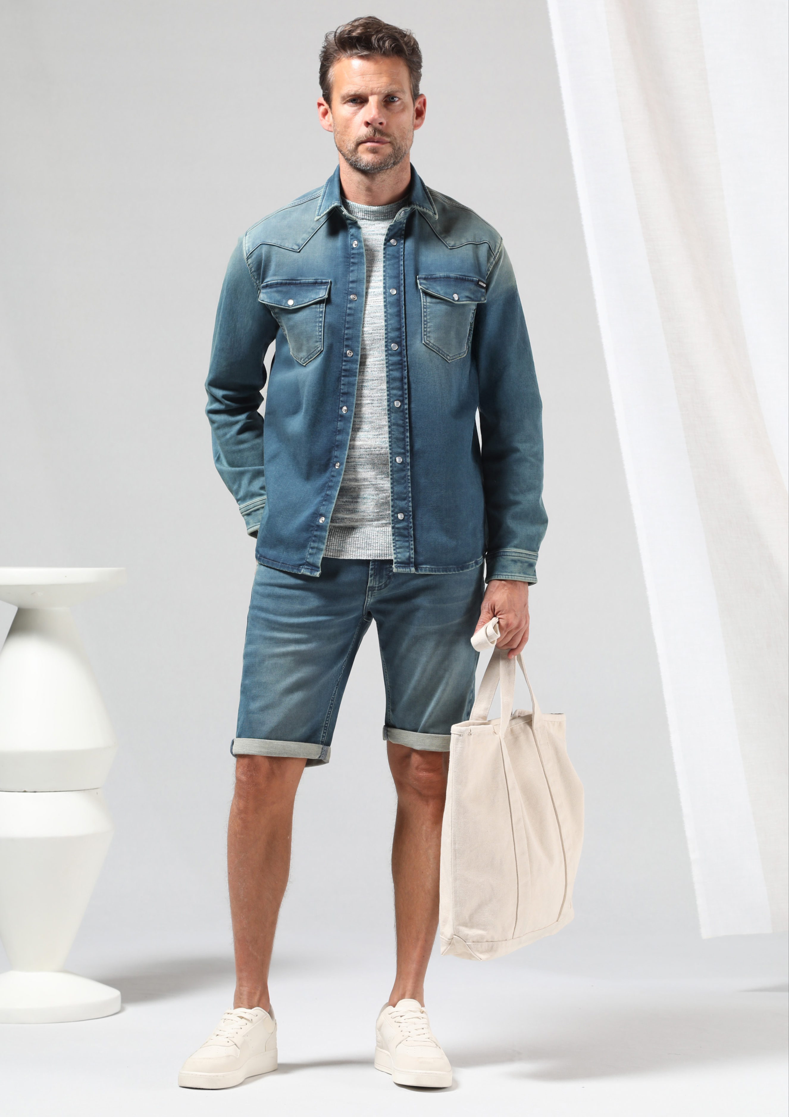 Model trägt ein Outfit von Gabbiano, Slide 1