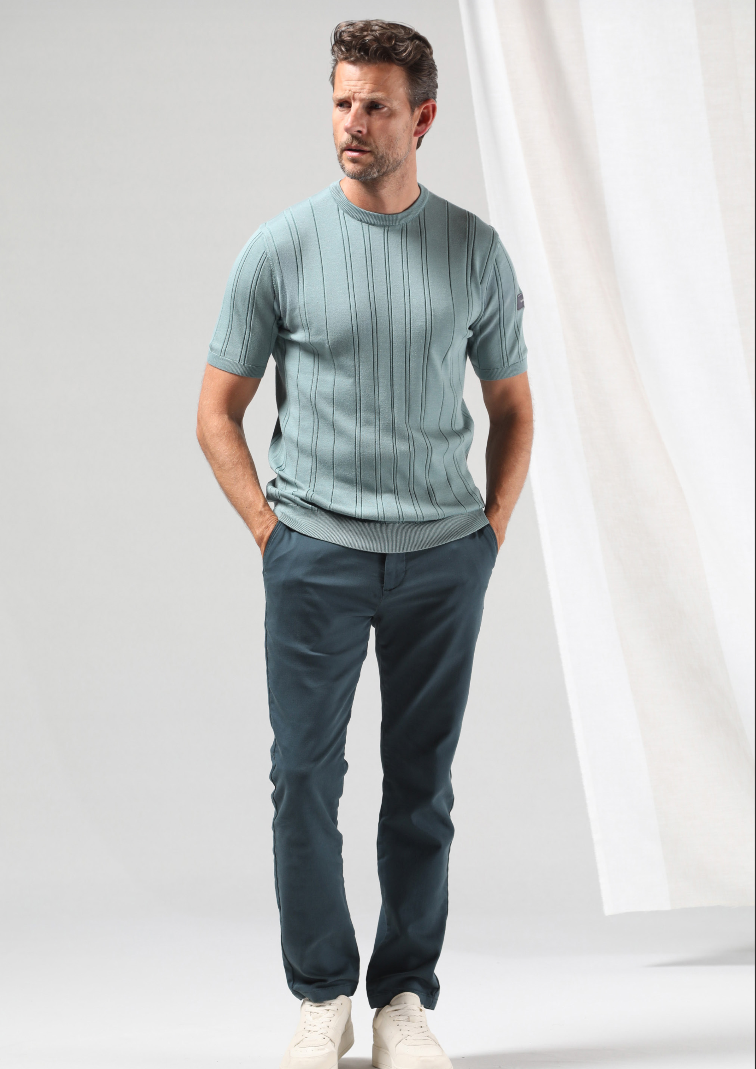 Model trägt ein Outfit von Gabbiano, Slide 2