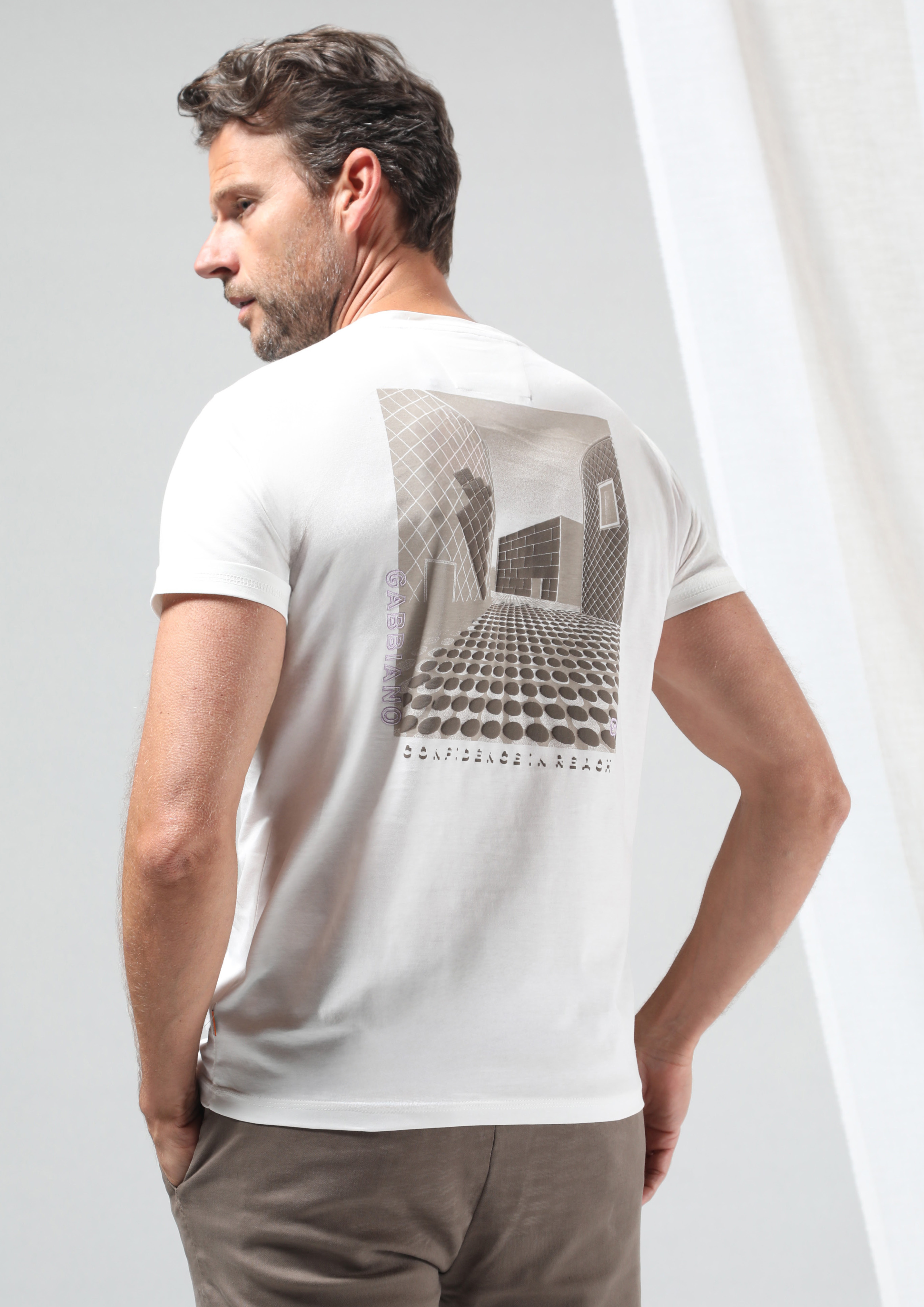 Model trägt ein Outfit von Gabbiano, Slide 4