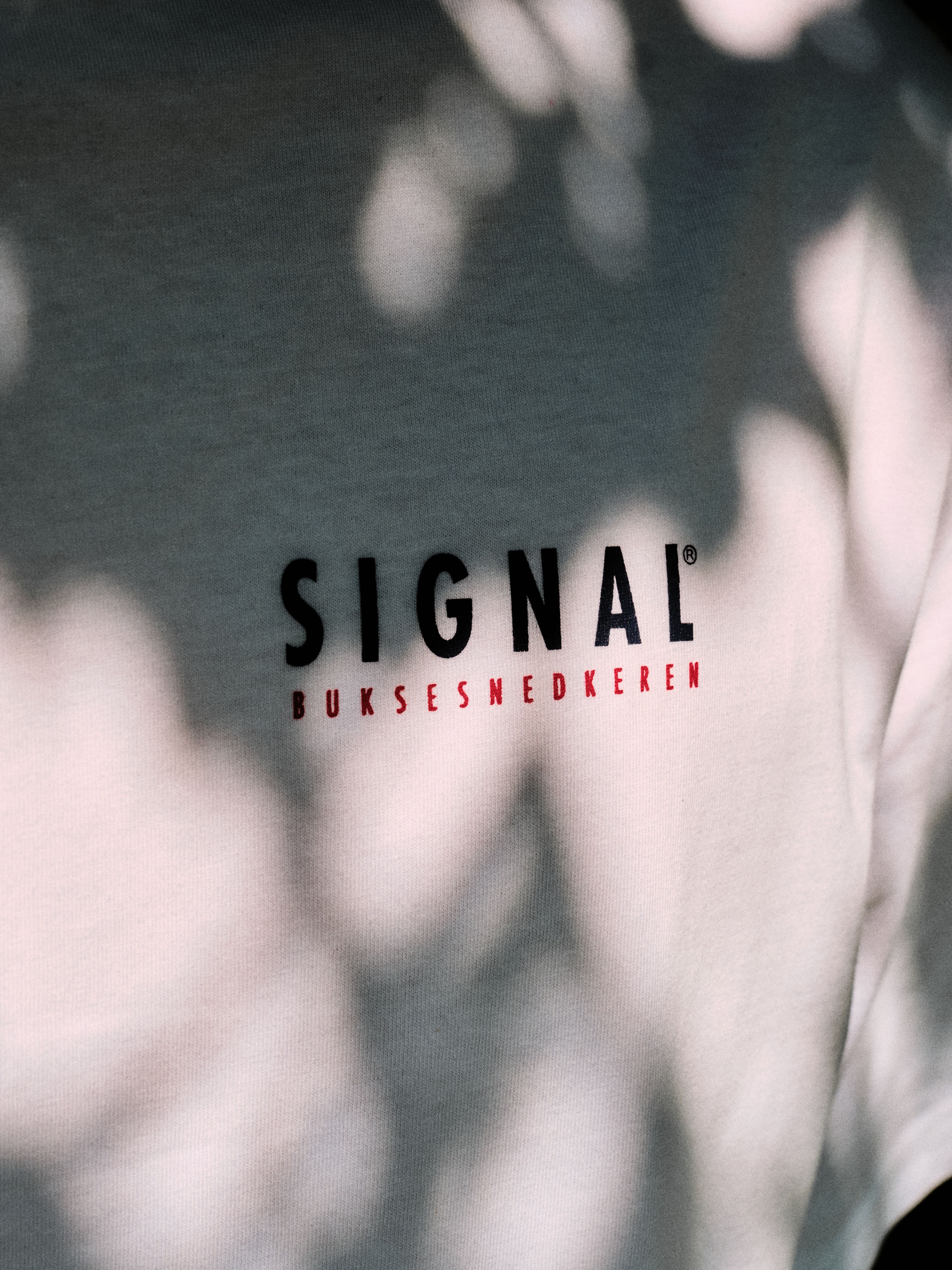 Model trägt ein Outfit von Signal, Slide 2